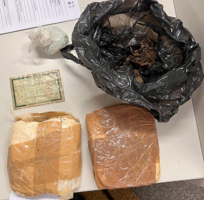 mulher-e-presa-em-flagrante-com-mais-de-2kg-de-drogas-no-suburbio-de-salvador