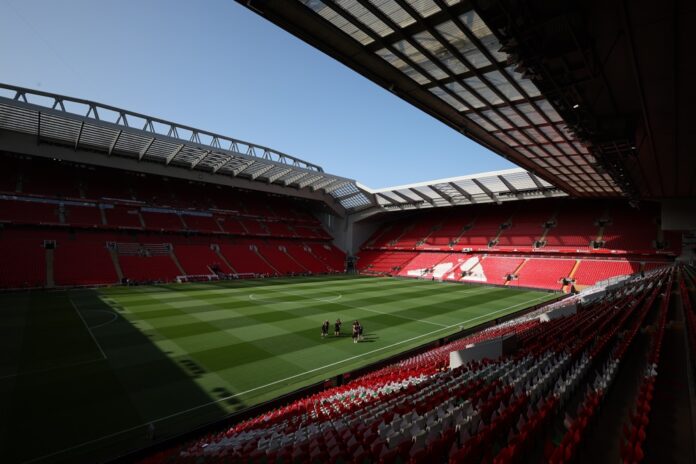 torcedor-do-liverpool-acusado-de-racismo-e-banido-dos-estadios-de-futebol-no-reino-unido