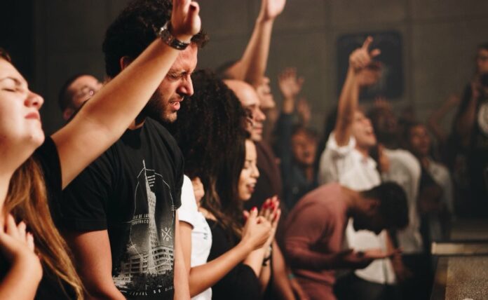 jovens-estao-se-voltando-para-deus-na-gra-bretanha,-revela-nova-pesquisa