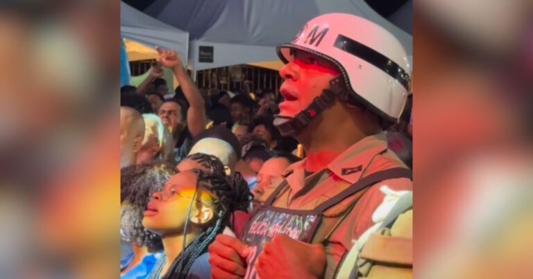 video:-policial-viraliza-ao-cantar-edson-gomes-em-aniversario-de-cidade:-“sou-o-incendiario-do-sistema”