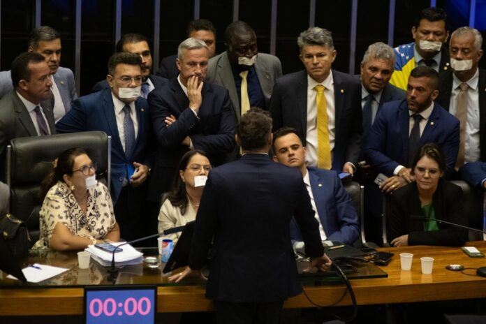 apos-motim,-camara-aprova-urgencia-de-punicao-a-deputados