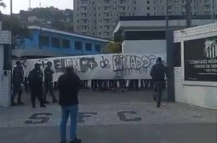 torcida-do-santos-invade-ct-rei-pele-em-protesto-apos-goleada-historica-para-o-vasco