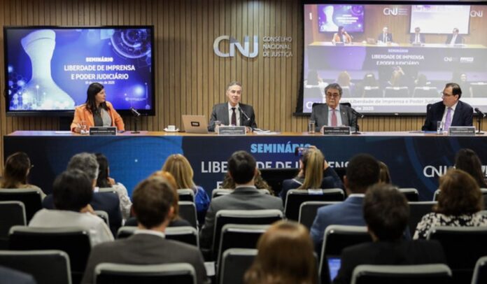 barroso-alerta-para-riscos-da-desinformacao-e-defende-imprensa-como-pilar-democratico