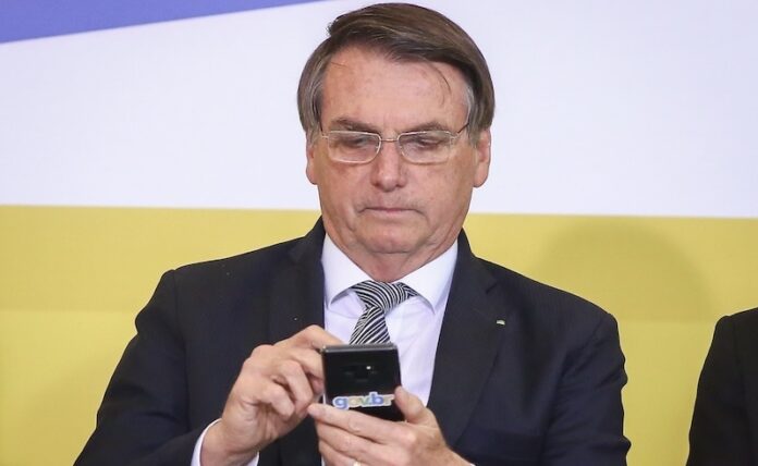 pf-encontrou-mensagem-no-celular-de-bolsonaro-com-pedido-de-asilo-politico-a-milei;-moraes-exige-explicacoes