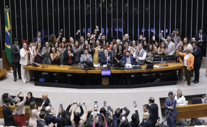 camara-dos-deputados-aprova-projeto-sobre-protecao-de-criancas-em-ambientes-digitais