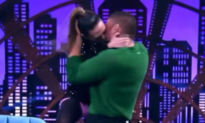 caua-reymond-arranca-beijao-de-tata-werneck-em-programa;-video