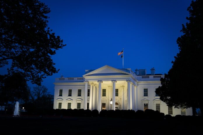 eua-e-ue-anunciam-estrutura-para-acordo-comercial-e-tarifario;-washington-reitera-tarifa-de-15%