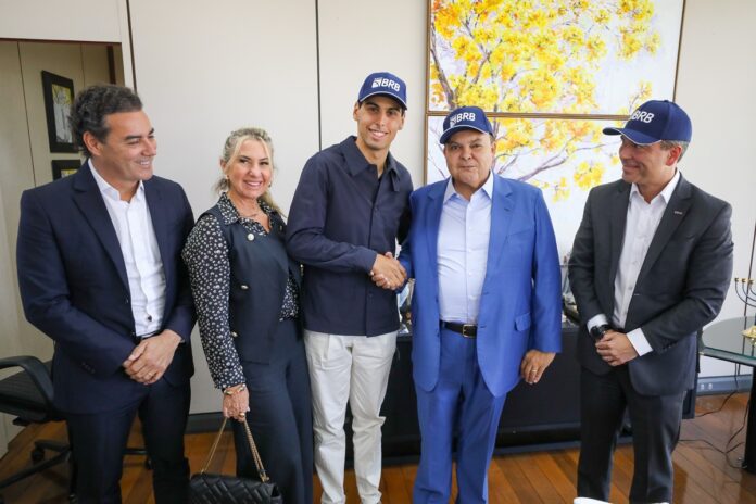 ao-lado-de-piloto-da-f1,-ibaneis-anuncia-data-para-reabrir-autodromo