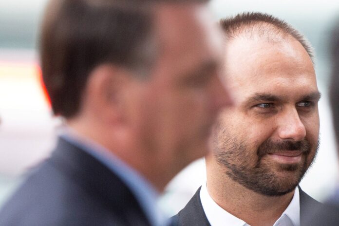 “o-futuro-dos-seus-netos-sera-falar-ingles”,-diz-eduardo-a-bolsonaro