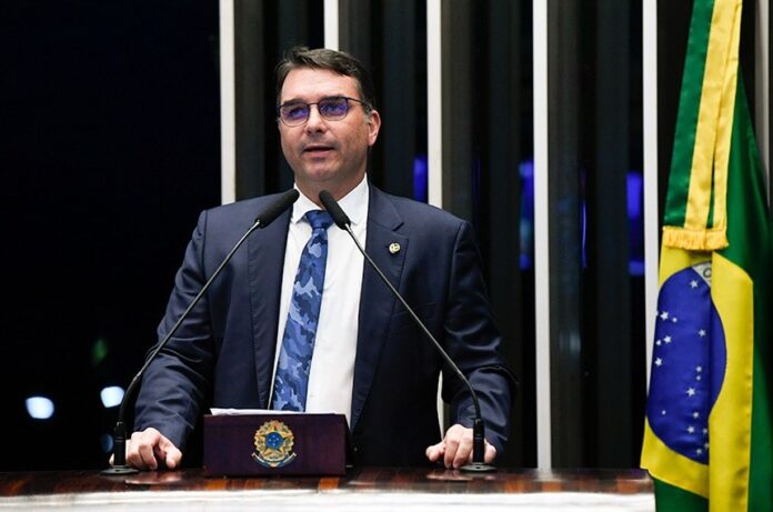 flavio-bolsonaro-compara-moraes-ao-‘alienista’-e-critica-vazamento-de-mensagens-de-jair-bolsonaro