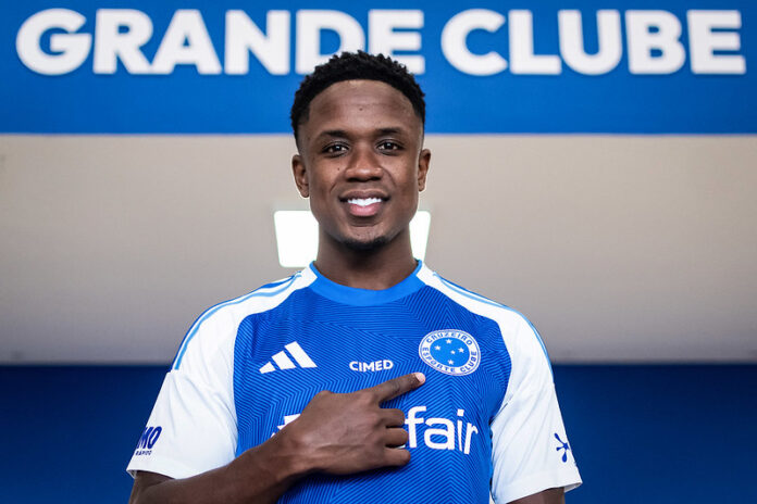cruzeiro-anuncia-a-contratacao-por-emprestimo-do-atacante-sinisterra-ate-junho-de-2026