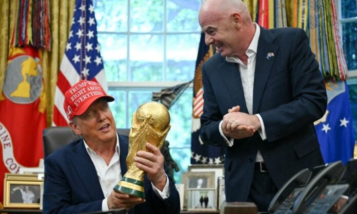 trump-segura-taca,-ganha-ingresso-para-final-e-anuncia-data,-horario-e-local-do-sorteio-da-copa-do-mundo-de-2026