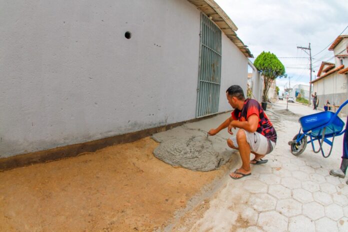obras-de-pavimentacao-avancam-no-bairro-liberdade-ii-e-moradores-participam-da-campanha-calcada-legal