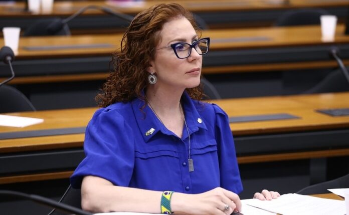 stf-condena-carla-zambelli-a-5-anos-e-3-meses-de-prisao-por-perseguicao-armada-e-determina-cassacao-do-mandato