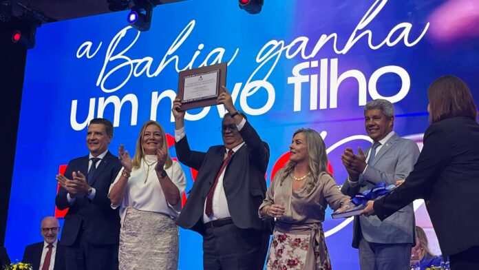 ivana-bastos-celebra-trajetoria-de-flavio-dino-e-entrega-titulo-de-cidadao-baiano