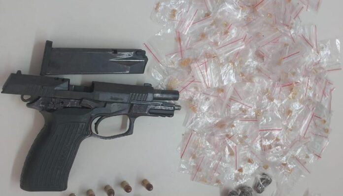 pm-apreende-arma-de-fogo-e-drogas-em-acao-no-bairro-de-pernambues