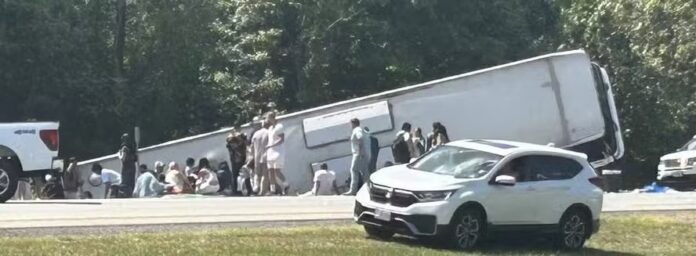 onibus-de-excursao-tomba-em-rodovia-de-nova-york-e-deixa-cinco-mortos