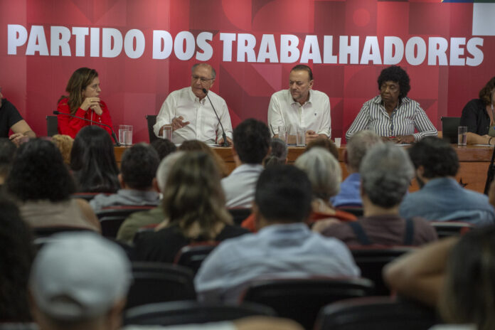em-evento-do-pt,-alckmin-diz-que-tarifaco-e-injustificavel-e-minimiza-impacto-sobre-o-agro:-‘nao-vai-cair-o-mundo’