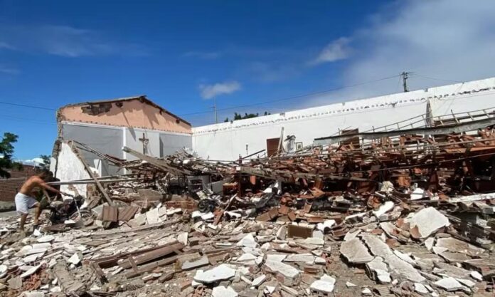 parede-com-imagem-de-jesus-permanece-de-pe-apos-capela-desabar-em-conceicao-do-coite