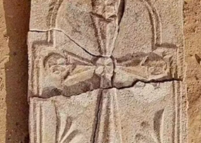 arqueologos-descobrem-cruz-antiga-que-mostra-que-o-cristianismo-prosperou-no-golfo-persico