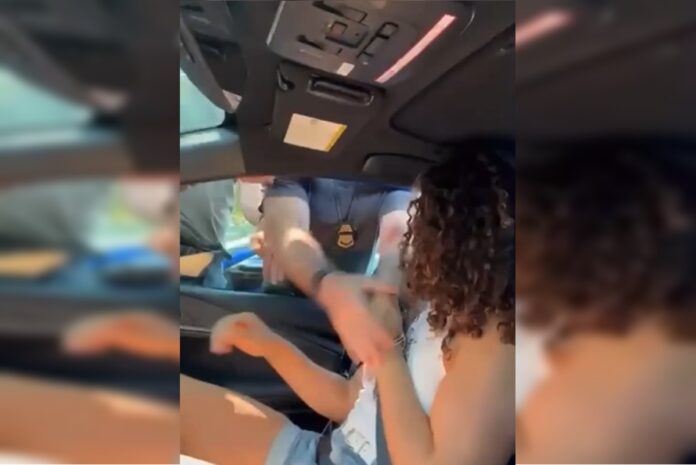brasileira-trans-e-detida-de-forma-violenta-por-agentes-nos-eua.-video