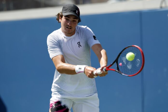joao-fonseca-pede-desculpas-por-vomito-e-celebra-vitoria-na-estreia-no-us-open