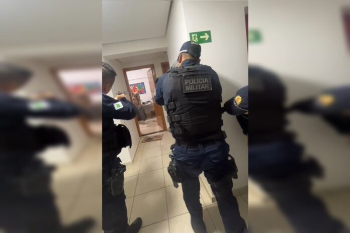 video-mostra-tensao-em-negociacao-de-pms-e-rapaz-que-esfaqueou-pai