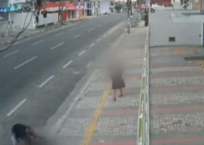idosa-e-agredida-e-assaltada-em-frente-a-clinica-em-feira-de-santana;-video-mostra-momento-da-acao