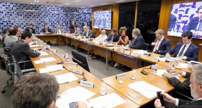 apos-reuniao-com-lideres,-hugo-motta-decide-pautar-proposta-que-blinda-parlamentares-e-fim-do-foro-privilegiado