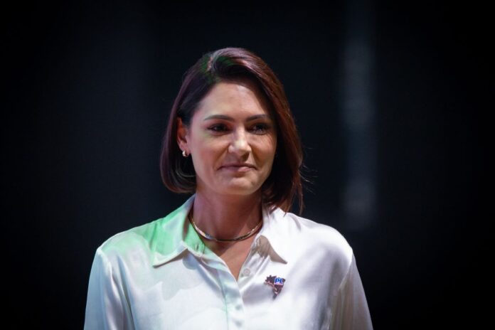 michelle-se-manifesta-apos-moraes-ordenar-monitoramento-de-bolsonaro