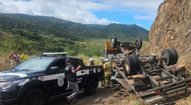 dois-morrem-apos-caminhao-com-cavalos-tombar-no-sudoeste-da-bahia;-animais-tambem-nao-resistiram