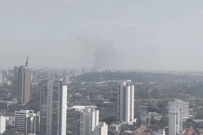incendio-atinge-galpao-proximo-a-favela-na-zona-oeste-de-sao-paulo
