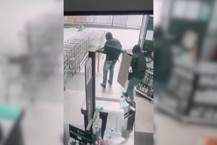 tiros-e-panico-em-supermercado:-veja-acao-de-ladroes-de-carro-forte