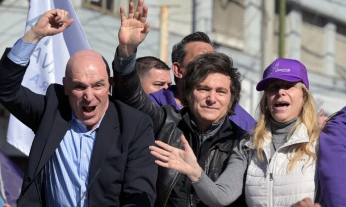 milei-e-retirado-as-pressas-de-carreata-ao-sul-de-buenos-aires-apos-ataques-com-pedras