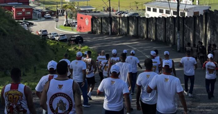 video:-torcida-organizada-cobra-jogadores-do-vitoria-apos-goleada:-“covardes-e-frouxos”