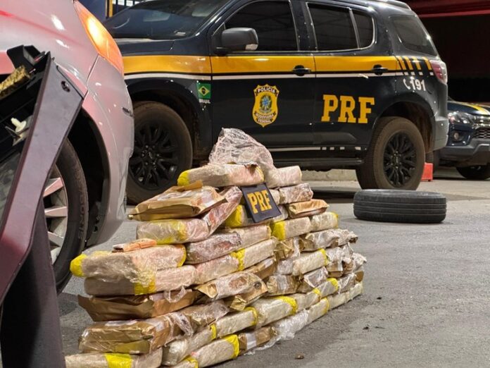prf-apreende-mais-de-50-kg-de-maconha-em-abordagem-na-br-242-em-barreiras