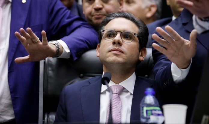 sem-consenso-entre-lideres,-motta-adia-votacao-da-pec-da-blindagem-que-impediria-stf-de-prender-parlamentares