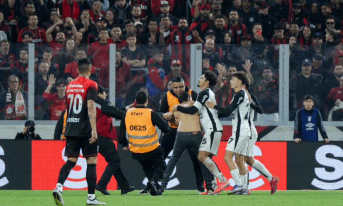 arbitro-relata-agressao-a-hugo-souza-na-sumula-e-arremessos-de-‘copos-descartaveis’
