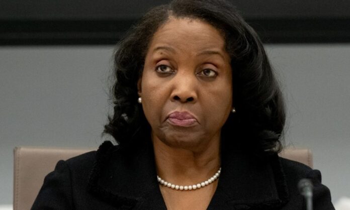 diretora-do-fed,-lisa-cook,-processa-trump-por-tentar-demiti-la