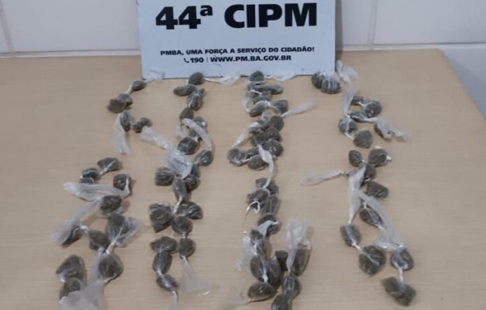 peto-apreende-83-buchas-de-maconha-e-prende-suspeita-de-trafico-no-distrito-de-ibiraja