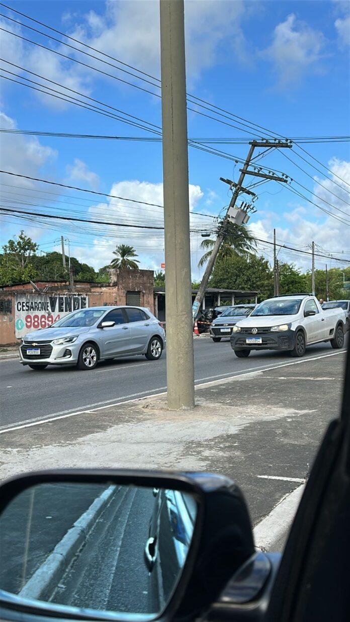 carro-derruba-poste-e-deixa-transito-congestionado-na-estrada-do-coco