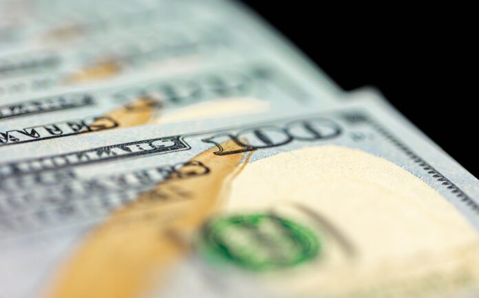 dolar-fecha-a-r$-5,42-com-alta-de-0,29%-e-ibovespa-bate-recorde-intradia-apesar-de-receio-com-tarifaco