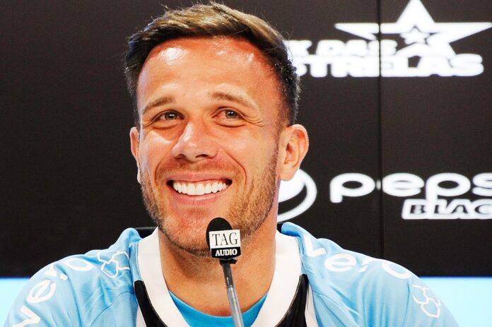 arthur-e-apresentado-e-diz-que-volta-melhor-ao-gremio-e-pronto-para-‘reerguer-o-clube’