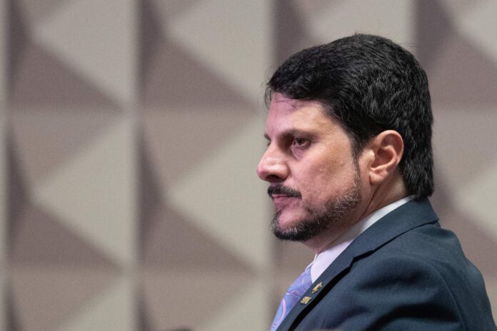 marcos-do-val-pede-licenca-do-mandato-no-senado