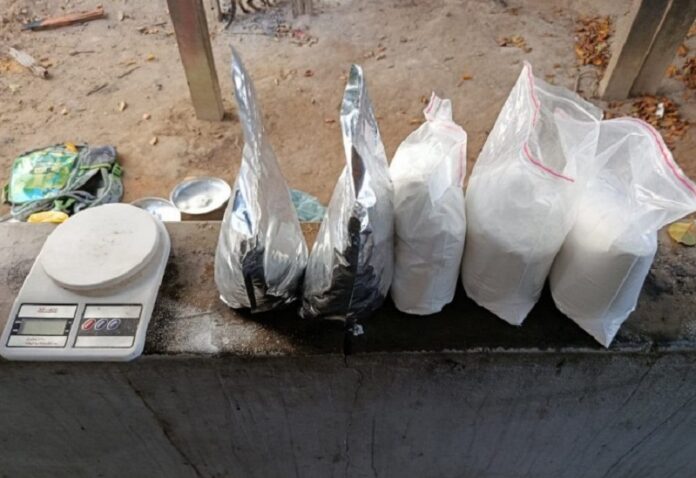 operacao-hati-apreende-cinco-quilos-de-cocaina,-armas-e-balanca-de-precisao-em-eunapolis