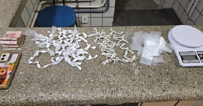 pm-prende-casal-suspeito-de-trafico-com-cocaina-e-crack-em-itamaraju