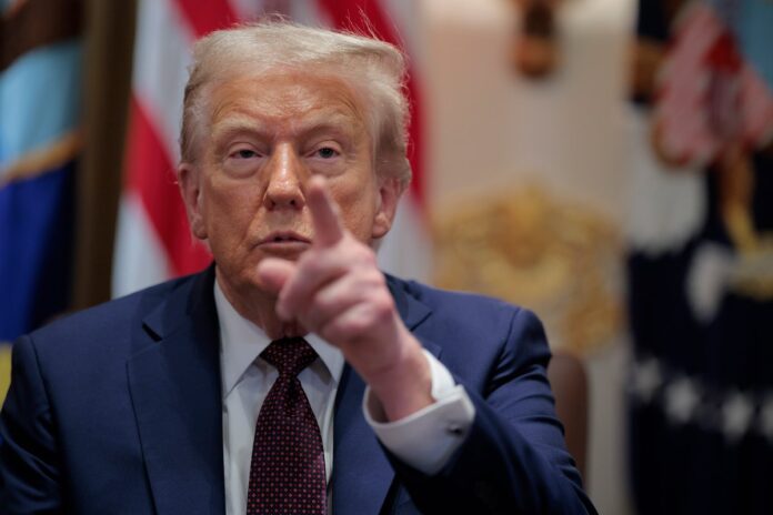 tribunal-decide-que-maioria-das-tarifas-de-trump-e-ilegal,-e-ele-reage