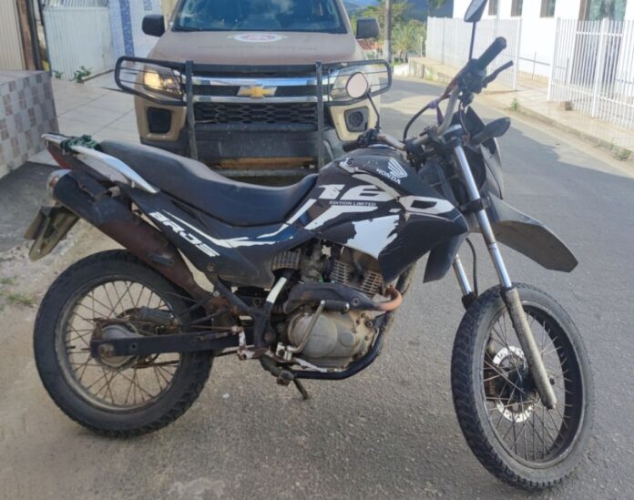 policia-militar-resgata-motocicleta-com-restricao-de-roubo-de-15-anos-na-bahia;-veiculo-era-de-sao-paulo