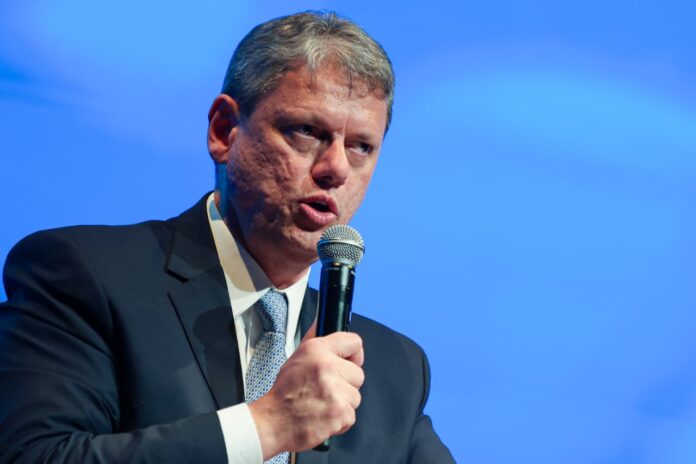 a-um-ano-da-eleicao,-tarcisio-se-ve-com-problema-parecido-ao-de-nunes