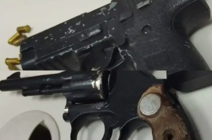 pm-apreende-arma-de-fogo-e-simulacro-em-terreno-abandonado-em-feira-de-santana